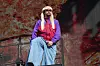 Oliver Tree står på en scene foran et rødt og oransje bakteppe under en musikkfestival.