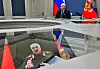 Skjermer i Kreml viser Vladimir Putin og Alexander Lukasjenko under en atomøvelse i Moskva.