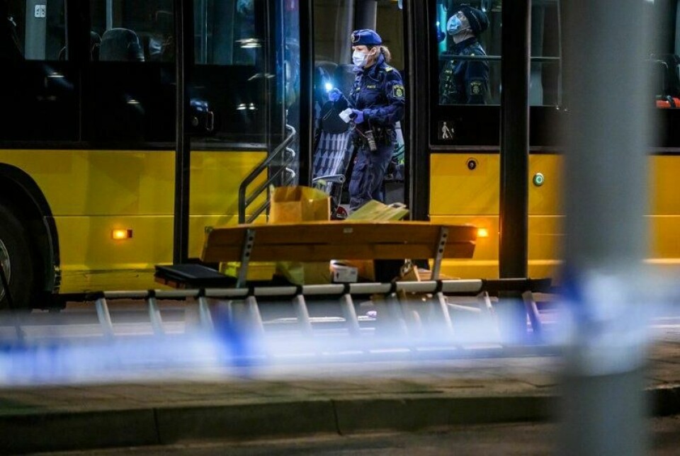 Politiets kriminalteknikere på plass på stasjonen i Eslöv torsdag kveld etter et mistenkt drapsforsøk. Drapsforsøket skal ifølge politiets nettside ha skjedd om bord på en buss.