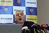 Michael O'Leary taler ved en pressekonferanse med Ryanair-logoer i bakgrunnen.