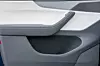Materialkvaliteten ombord fremstår solid. Selv om dørlommene er i plast, er de foret med stoff.