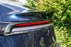 Tesla Model Y med den karakteristiske indirekte lyslinjen i hekken.