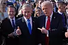 Trump og Netanyahu står foran Air Force One med Herzog i bakgrunnen på Ben Gurion-flyplassen.