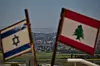 Israelsk og libanesisk flagg foran et landskap med ødelagte bygninger i det fjerne.