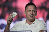 Peter Thiel holder opp to hundre dollarsedler under en keynote på Bitcoin Conference.