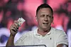 Peter Thiel holder opp to hundre dollarsedler under en keynote på Bitcoin Conference.