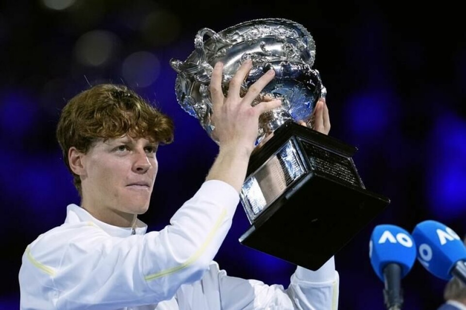 Jannik Sinner løftet Australian Open-trofeet søndag.
