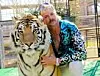 Joseph 'Joe Exotic' Schreibvogel med en av sine tigre. Foto: NTB Scanpix/AFP/Netflix.