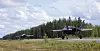To F-35B-jagerfly står klare på en rullebane ved skogkledd område i Finland.