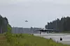 To F-35B-jagerfly lander på en rullebane omgitt av skog under øvelse Ramstein Flag 2026 i Finland.