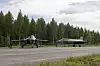 To F-35B-jagerfly står på en rullebane ved en skogkledd flyplass i Finland under tanking.