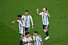 Lionel Messi og flere argentinske spillere feirer på gressmatten.