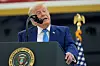 Donald Trump taler ved en talerstol med presidentseglet foran et amerikansk flagg.