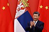 Kinas president Xi Jinping applauderer foran røde flagg ved en seremoni i Beijing.