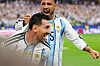 To argentinske spillere feirer foran publikum etter en scoring på fotballbanen.