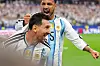 To argentinske spillere feirer foran publikum etter en scoring på fotballbanen.