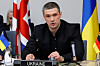Mykhailo Fedorov speaking ved et møte i NATO-hovedkvarteret i Brussel, med ukrainske og andre flagg i bakgrunnen.