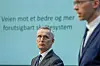 Eigil Knutsen og Jens Stoltenberg foran en blågrønn bakgrunn under presentasjon av skatterapporten.
