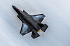 F-35A Lightning II i bratt sving mot himmelen under flyoppvisning.