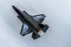 F-35A Lightning II i bratt sving mot himmelen under flyoppvisning.