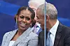 Barack og Michelle Obama står på scenen og snakker sammen under dedikasjonen av Obama Presidential Center i Chicago.