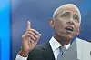 Barack Obama taler ved en talerstol under innvielsen av Obama Presidential Center i Chicago.