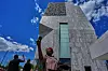 Person tar selfie foran den moderne museumsbygningen ved Obama Presidential Center i Chicago.
