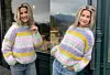 Bildet viser Lana Mohair genser i lyse pastellfarger, strikket med brede mønsterborder i rosa, mint, hvitt, gult og blått. Genseren har et pusete mohairuttrykk og en romslig fasong som viser godt hvordan Påfugl in Paris gir plagget en lett og luftig overflate.