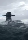 Mørk undervannsbåt delvis over vann i grov sjø under overskyet himmel.