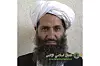 Portrett av Taliban-lederen Hibatullah Akhundzada foran en lys vegg.
