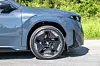 BMW iX3 med 21-tommers felger ser bra ut og betyr et godt veigrep uten at bilen føles for hard med det passive understellet, men disse felgene er kanskje ikke de tøffeste?