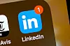 Nærbilde av LinkedIn-ikonet på en mobilskjerm med varslingstegn.