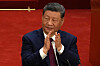 Xi Jinping klapper under en seremoni i Folkets store hall i Beijing.