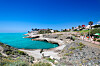 Klipper og turkist hav ved Costa Adeje på Tenerife, med en promenade langs kysten.