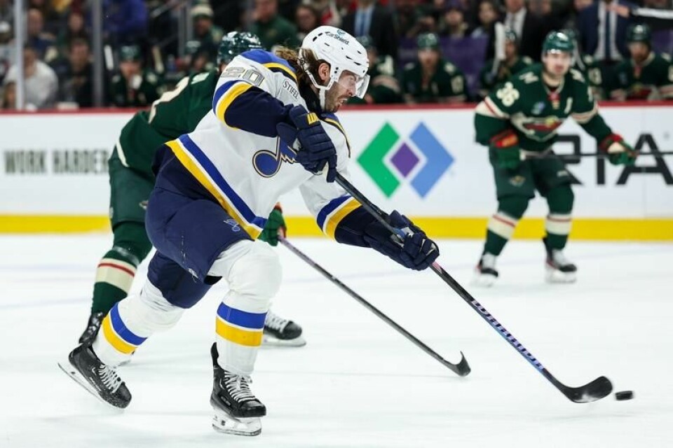 Minnesota Wild-spiller Mats Zuccarello i bakgrunnen i bildet fra oppgjøret mot St. Louis Blues. Hele ti pucker fant veien i mål, seks av dem for nordmannens lag.