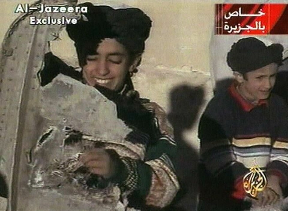 Hamza bin Laden (t.v.) som barn på et TV-bilde fra 2001. Amerikanske myndigheter har satt ham på en liste over verdens potensielt farligste terrorister.