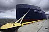 Stor blå LNG-tanker med navnet Christophe de Margerie ligger til kai ved en betongkai.