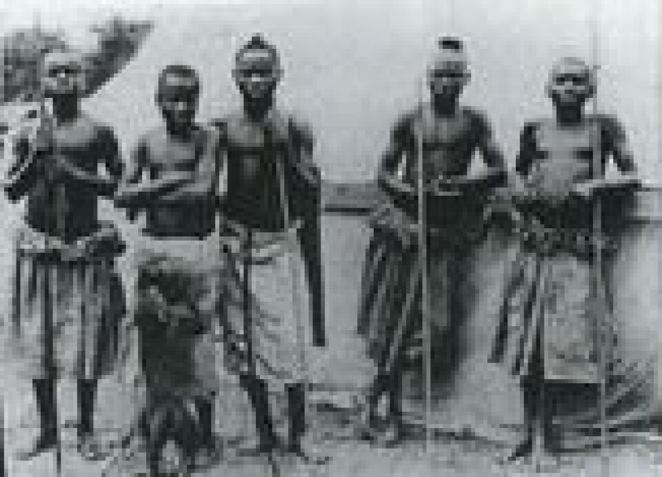 Ota Benga (nummer to fra venstre) fotografert under verdensutstillingen i St. Louis i 1904. Foto: The South Carolina Library. Ota Benga (nummer to fra venstre) fotografert under verdensutstillingen i St. Louis i 1904. Foto: The South Carolina Library.