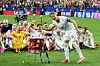 Norske fotballspillere på gresset feirer med ro-bevegelse etter kamp i Arlington.