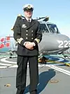 Kapteinløytnant i Sjøforsvaret, Torbjørn Bongo, på helikopterdekket til kystvaktskipet «KV Senja» i 2010. Foto: Norges offiserforbund