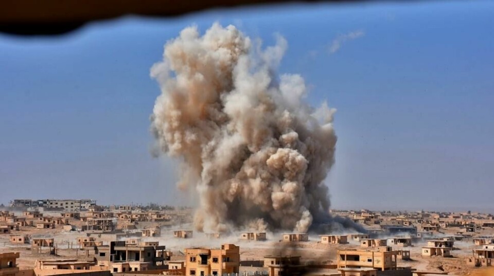 Røyksøyle etter en eksplosjon i utkanten av Deir Ezzor onsdag, men syriske styrker rykker frem i sine kamper mot IS. Scanpix/AFP.