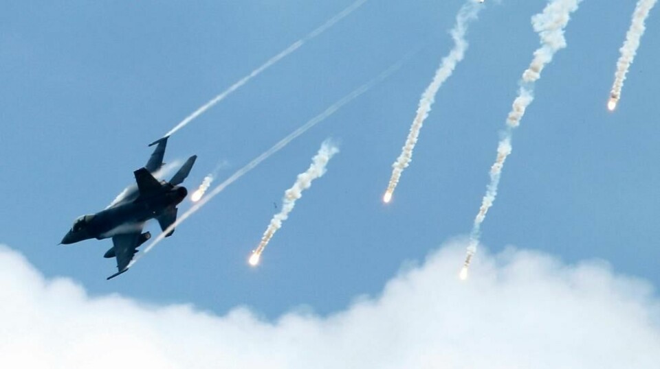 Et taiwansk F-16 skyter ut narrebluss under en øvelse.