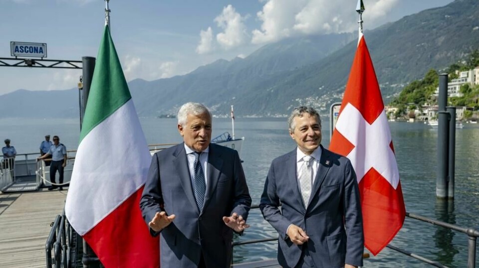 Italias utenriksminister Antonio Tajani møtte sin sveitsiske motpart Ignazio Cassis ved Maggiore-sjøen mandag. Foto: Jean-Christophe Bott /Keystone / AP / NTB