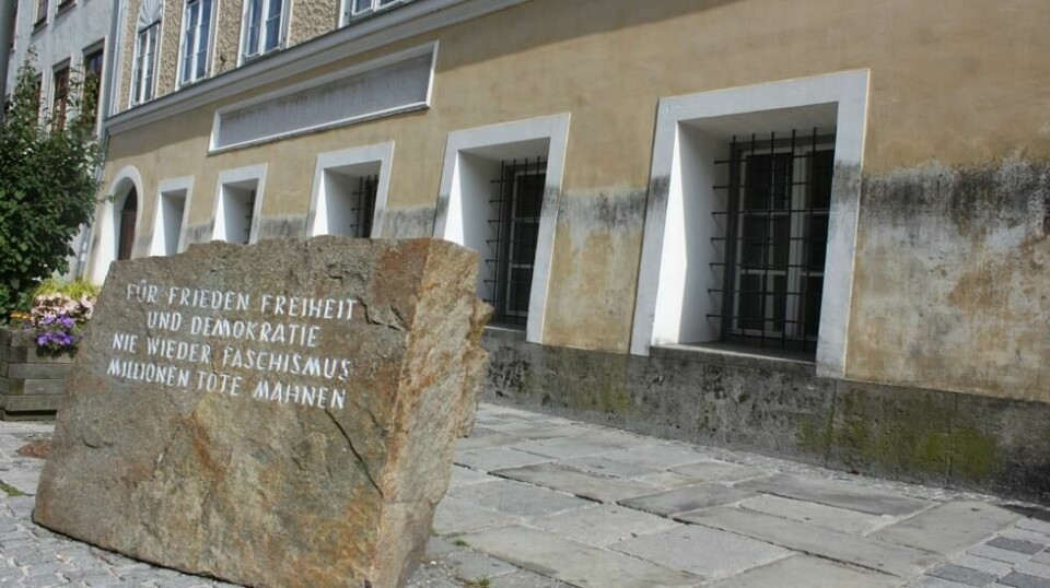 Fødestedet til «führeren» med minnestenen, der det står: «For fred, og for frihet og demokrati. Aldri mer fascisme. Millioner døde minner oss om det»