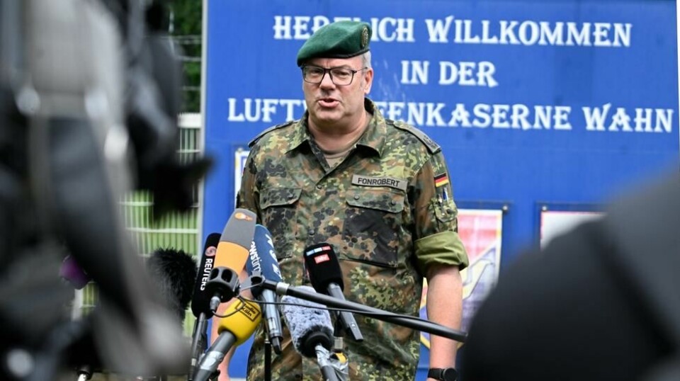 Oberstløytnant Ulrich Fonrobert snakker med pressen om hva som har skjedd ved militærbasen utenfor Köln. Foto: Roberto Pfeil / DPA via AP / NTB