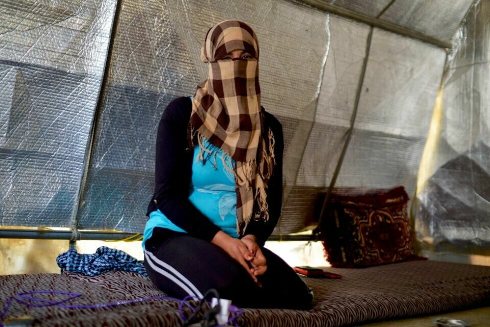 Samira ble holdt fanget av IS i nesten to år. Foreløpig ønsker hun ikke å vise ansiktet sitt. Samira ble holdt fanget av IS i nesten to år. Foreløpig ønsker hun ikke å vise ansiktet sitt. Foto: TORI AARSETH