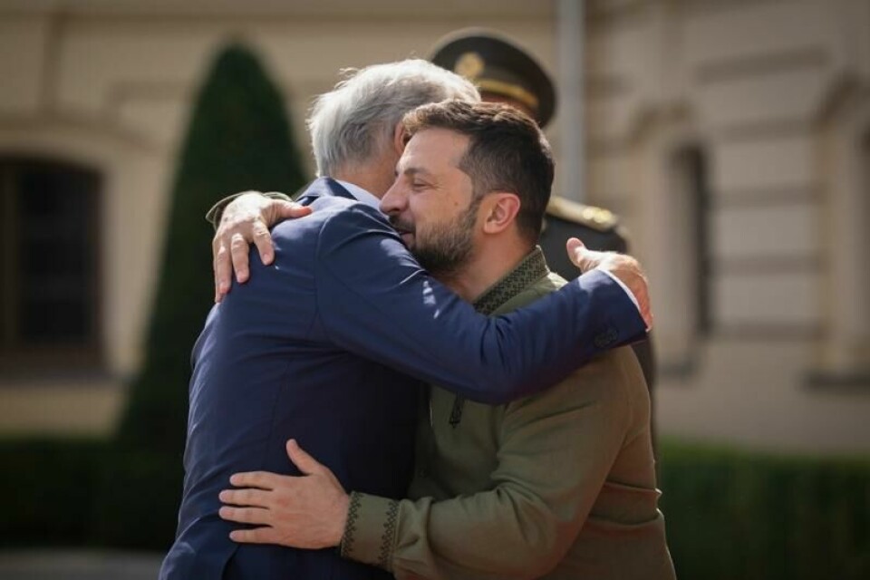 Statsminister Jonas Gahr Støre (Ap) gir Ukrainas president Volodymyr Zelenskyj en klem under besøket i Kyiv 24. august i fjor. Arkivfoto: Ukrainas presidentkontor / AP / NTB