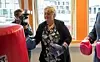 Statsminister Erna Solberg bokser under besøket på Energiverket i Kristiansand, men i regjeringen har hun mistet kontrollen, hevder Trond Giske. Foto: Tor Erik Schrøder / NTB scanpix