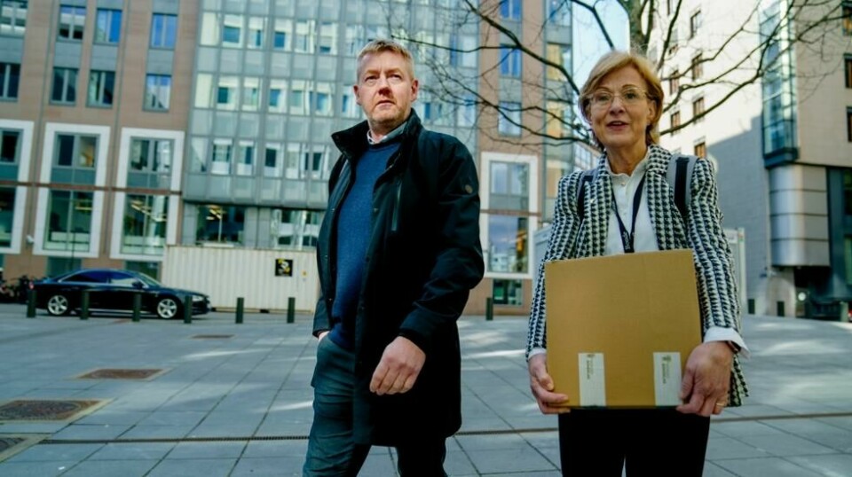 Leder i Norges Bondelag Bjørn Gimming og generalsekretær Sigrid Hjørnegård med kravet i en eske før overleveringen av årets jordbruksoppgjør. Foto: Stian Lysberg Solum / NTB