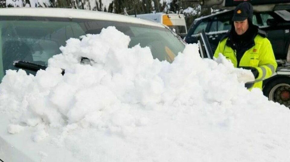 SNØFALL: Poenget med kontrollen ble kjapt og effektivt demonstrert da denne bilen stoppet – og snøen raste nedover frontruten. Foto: Statens vegvesen.